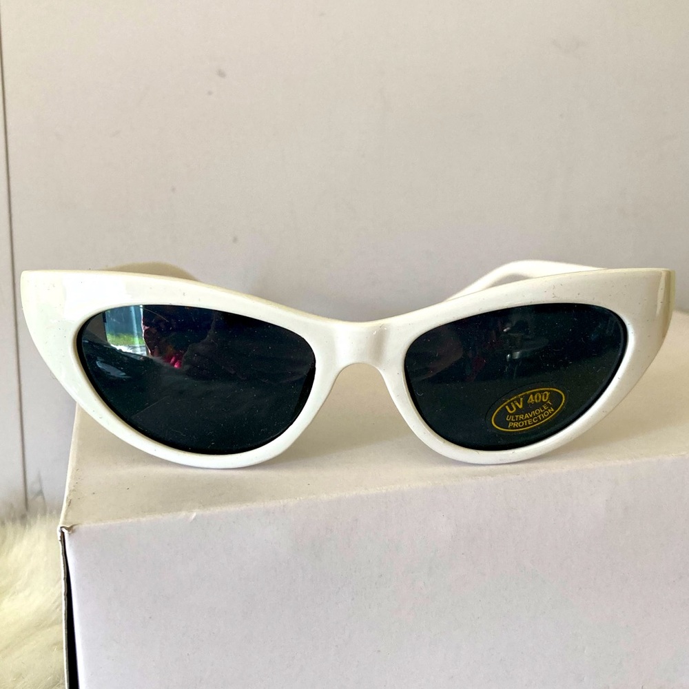 Angled retro white cat eye sunglasses